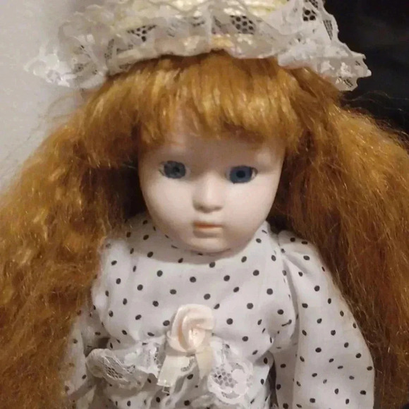 Vintage Tina America's porcelain doll with hat and polkadot dress. - Picture 4 of 10